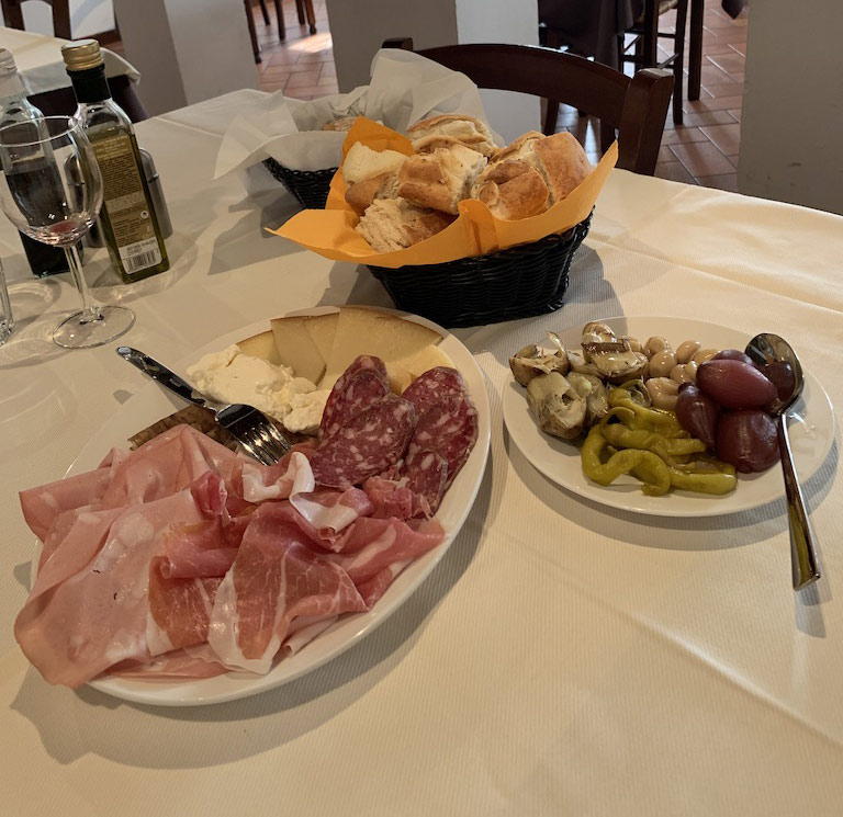 Tagliere di gnocco ingrassato con affettati, formaggi, sottaceti e sottoli