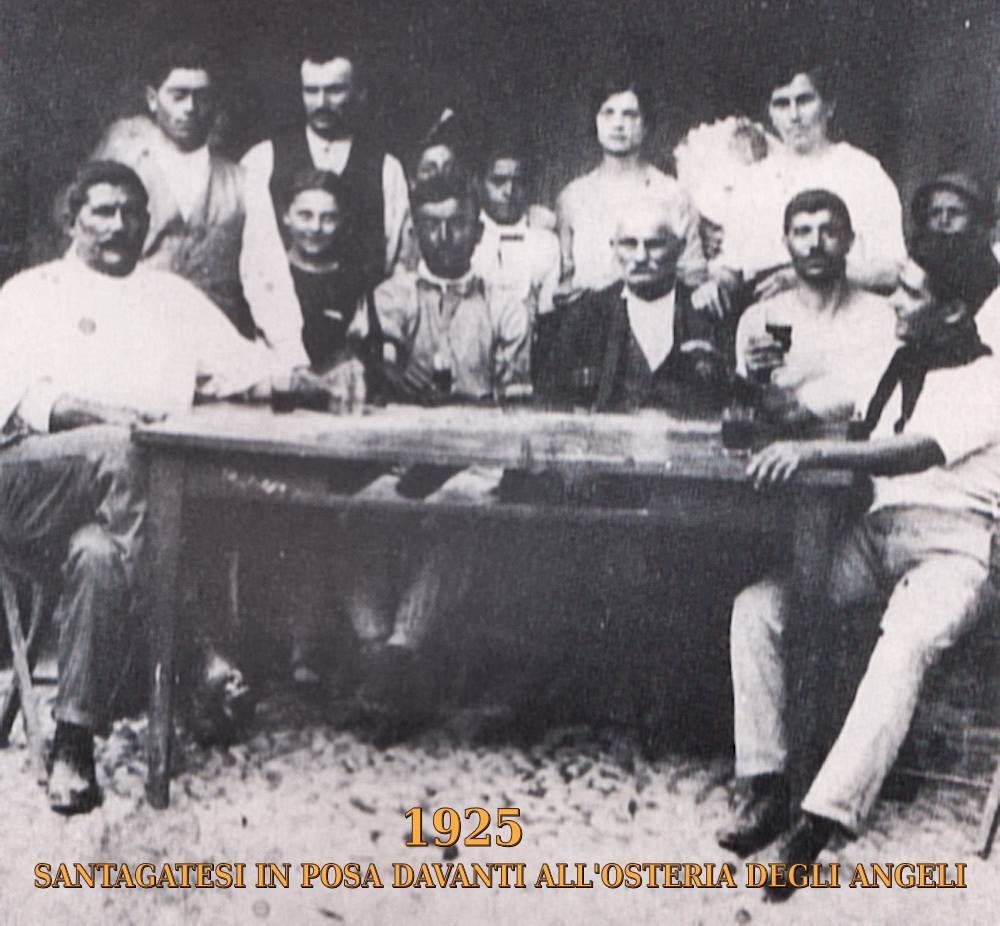 Foto storica del 1925: santagatesi in posa davanti all'Osteria degli Angeli a Sant'Agata Bolognese